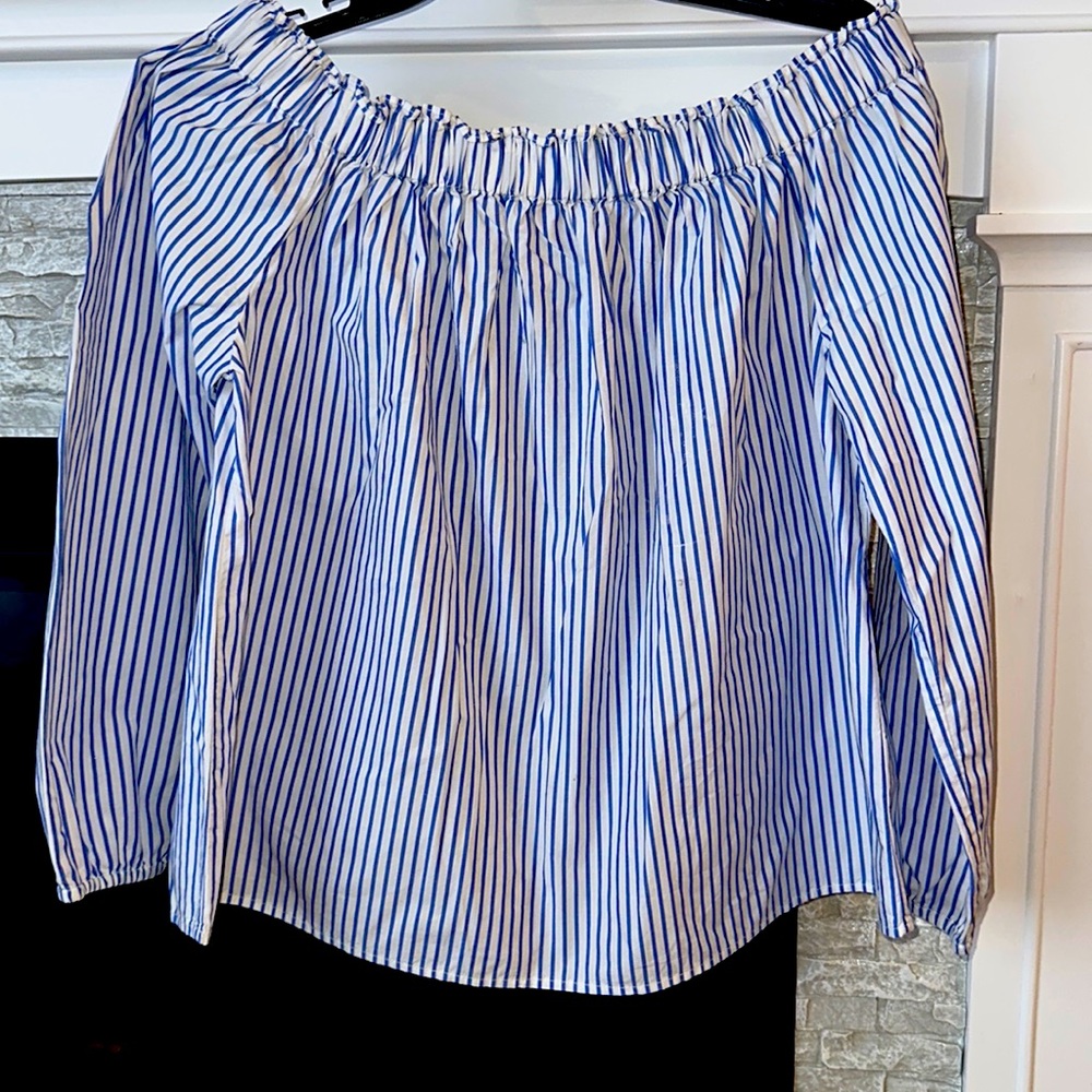 GAP shoulder off shirt